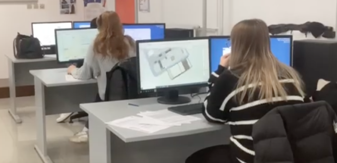 Lycéens de bac pro TEBAA au travail sur ordinateur.
